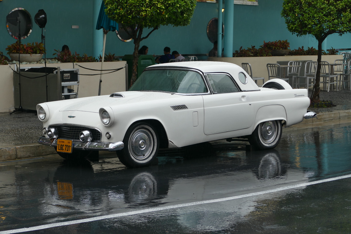 universal studios singapore new york. uss new york cars