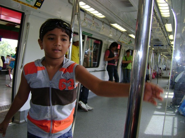 traveling by mrt in singapore