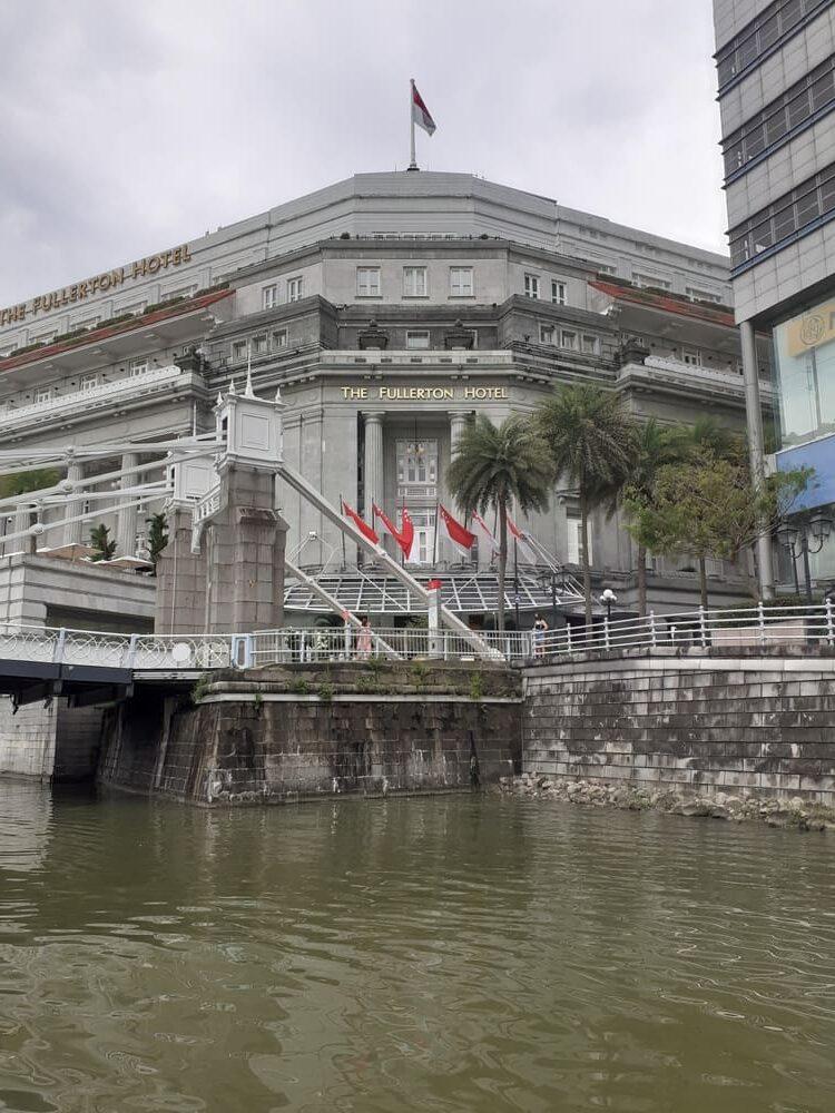 fullerton hotel sg river