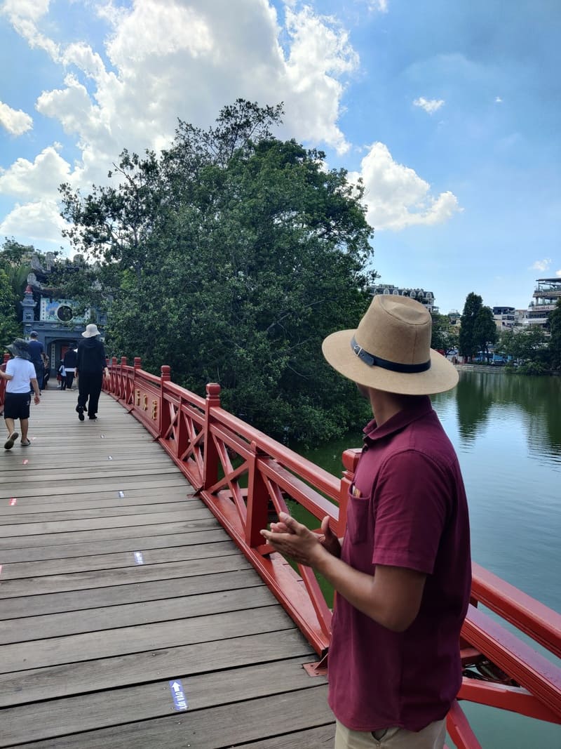 ngoc son temple hoan kiem lake